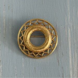 Monet Fantastic Vintage Brooch Brushed & Shiny Gold Tone Wreath Circle Style